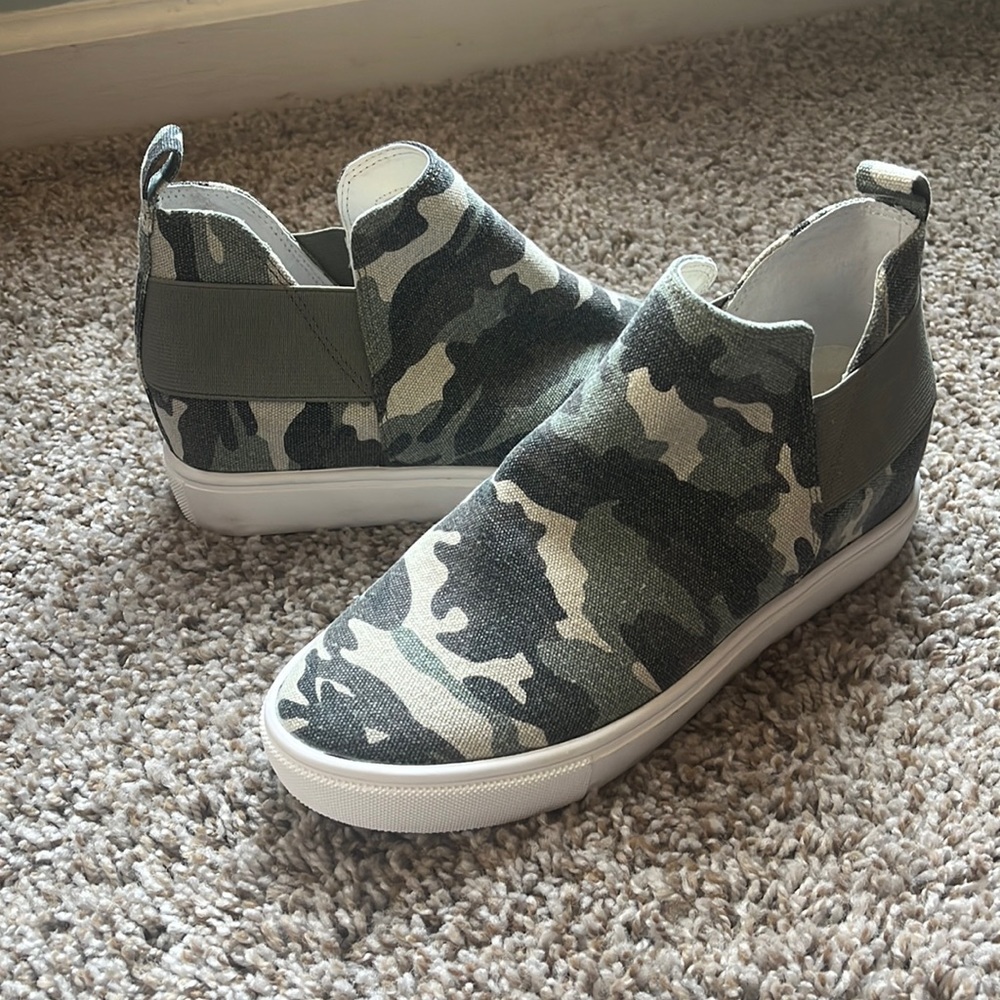 Steve Madden Ladies size 7 wedge shoe never worn